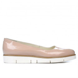 Damskie buty casual 677 lakierowane nude