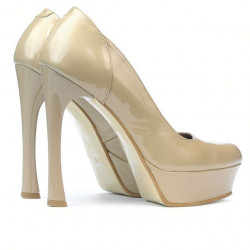 Eleganckie buty damskie 1212 lakierowane beżowe