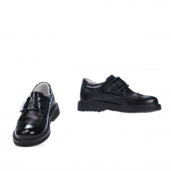 Małe dziecięce buty 65c czarny lakierowany