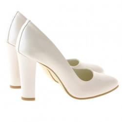 Eleganckie buty damskie 1214 lakierowane w kolorze kości słoniowej