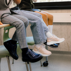 Małe buty dziecięce 72c róż perłowy lifestyle