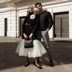 Czarna damska torebka na ramię 033g 01 black lifestyle