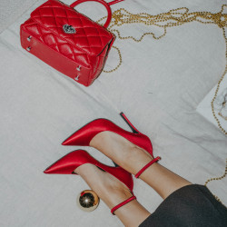 Eleganckie damskie buty 1311 z czerwonego satynu lifestyle