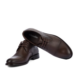 Eleganckie buty męskie 930 a kawa